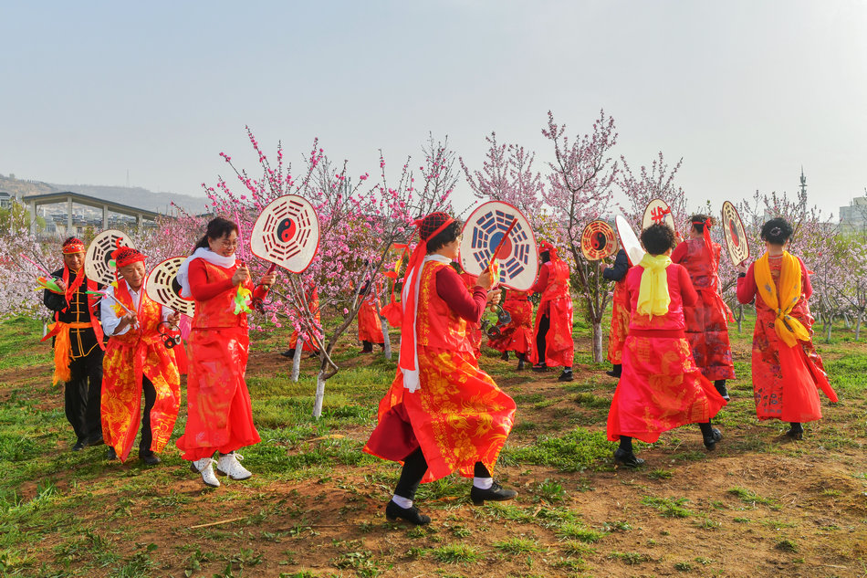 翠湖：桃花灼灼春色美，扇鼓咚咚夕阳红