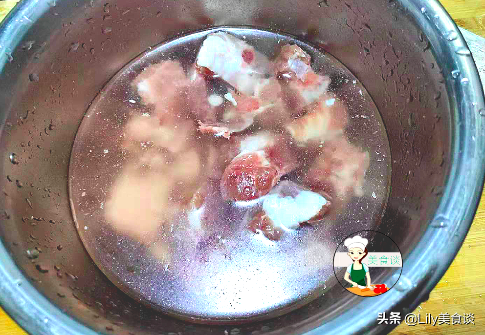 天冷了，燉上一鍋排骨雞腳土豆煲，鮮香又營養，大人孩子都愛吃