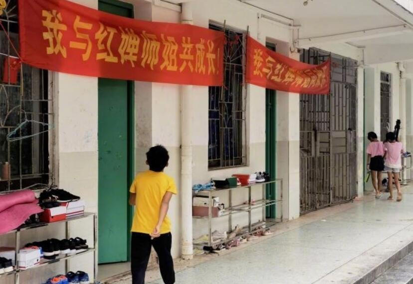 全红婵刚进校不懂4x8，同学小声告诉她！老师：考分不影响她绽放