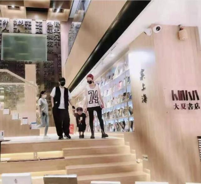 蔡少芬带三个孩子逛街被偶遇，不见张晋在身边，两位保姆贴身跟随