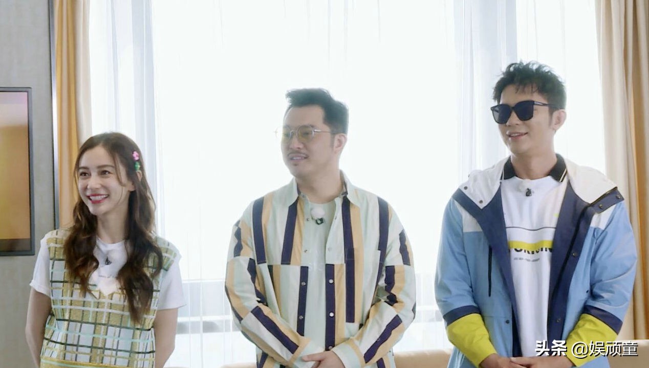 Baby节目中吃零食，看到一旁李晨、黄明昊，真当