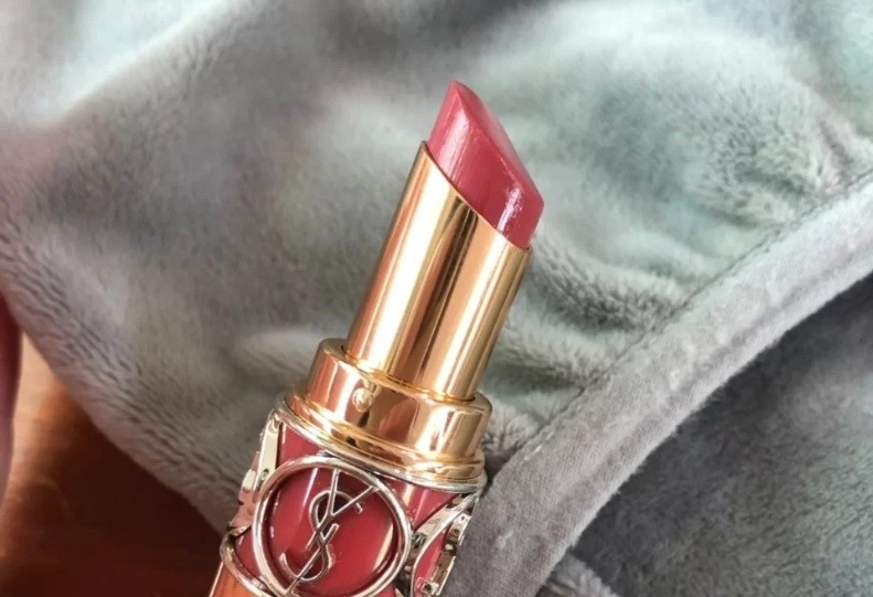 Wearing lipstick without makeup is a violation?Sorry, you didn't choose