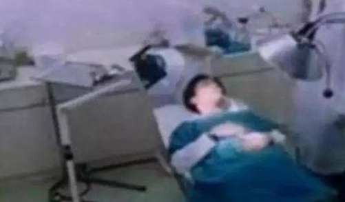 1993年，黄家驹和主持人掉下舞台，一人死亡，他却因为安全帽幸免