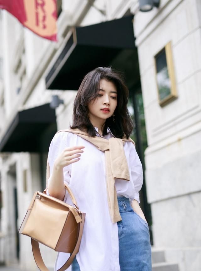 夏天，奔四奔五的女人，謹記這些白襯衫搭配技巧，才能減齡又時髦