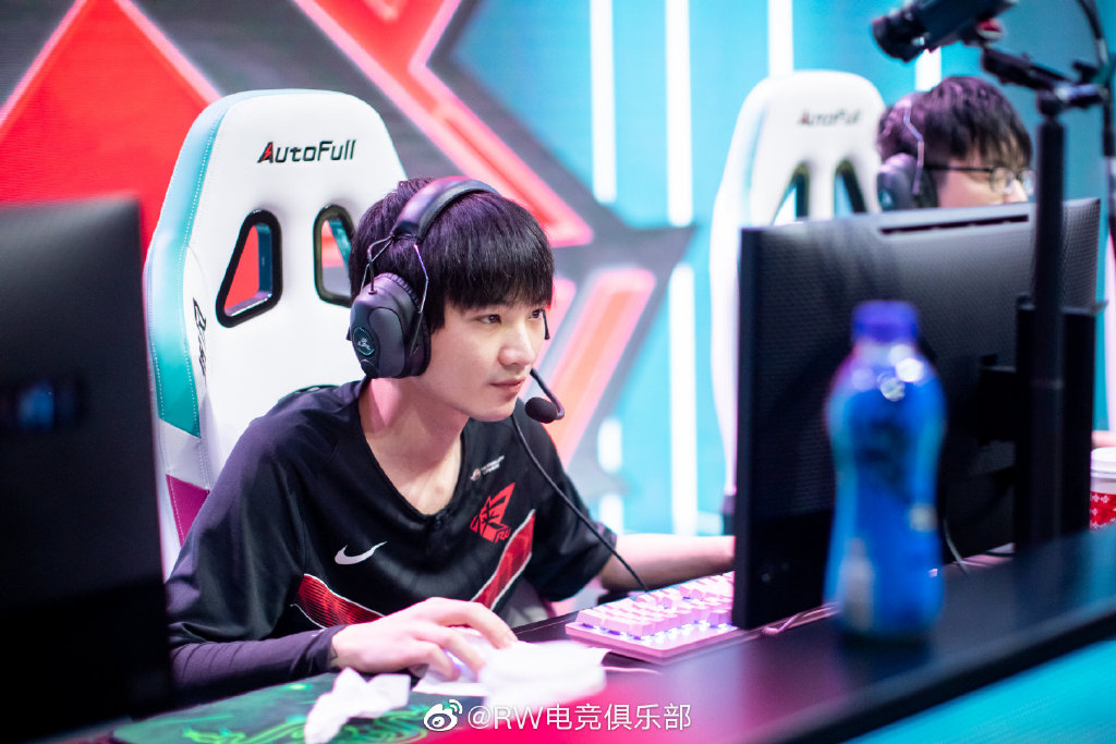 抛出|Haro女友抛出惊天大瓜！发文控诉Haro公然去PC “学霸”形象轰然崩塌