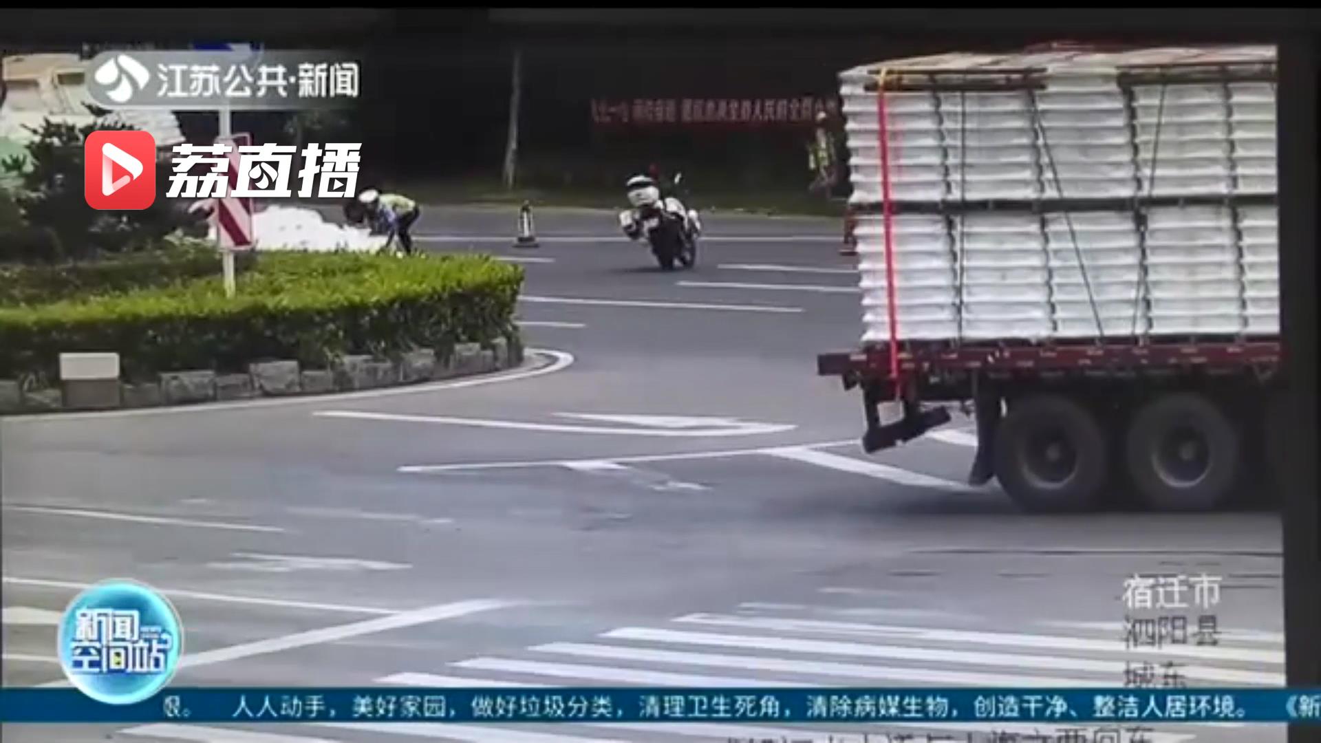 货物散落一地 辅警变身&ldquo;搬运工&rdquo;及时帮忙清理