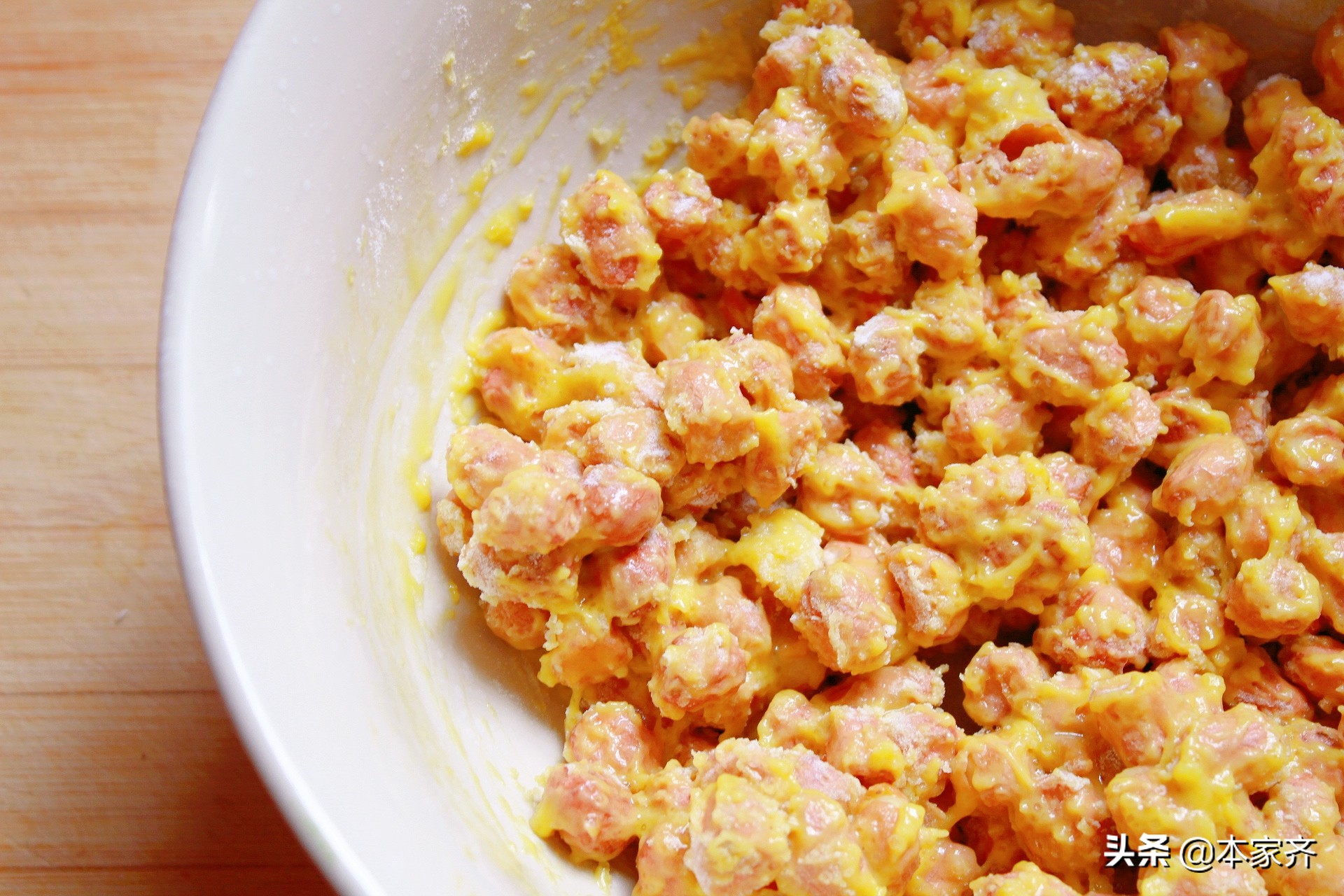 蛋酥花生米的做法，一個雞蛋一碗麵粉，好吃好做，一口一個真是香