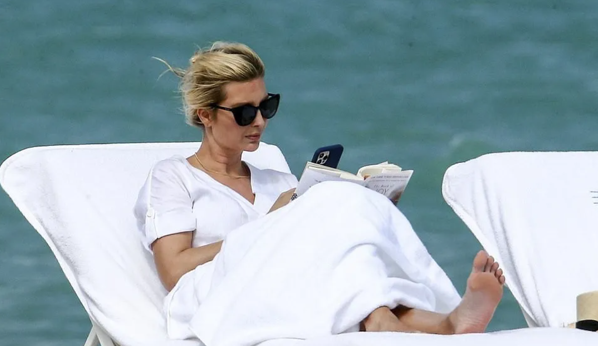 川普退休“妻离子散”？孤身曝再选总统，妻女