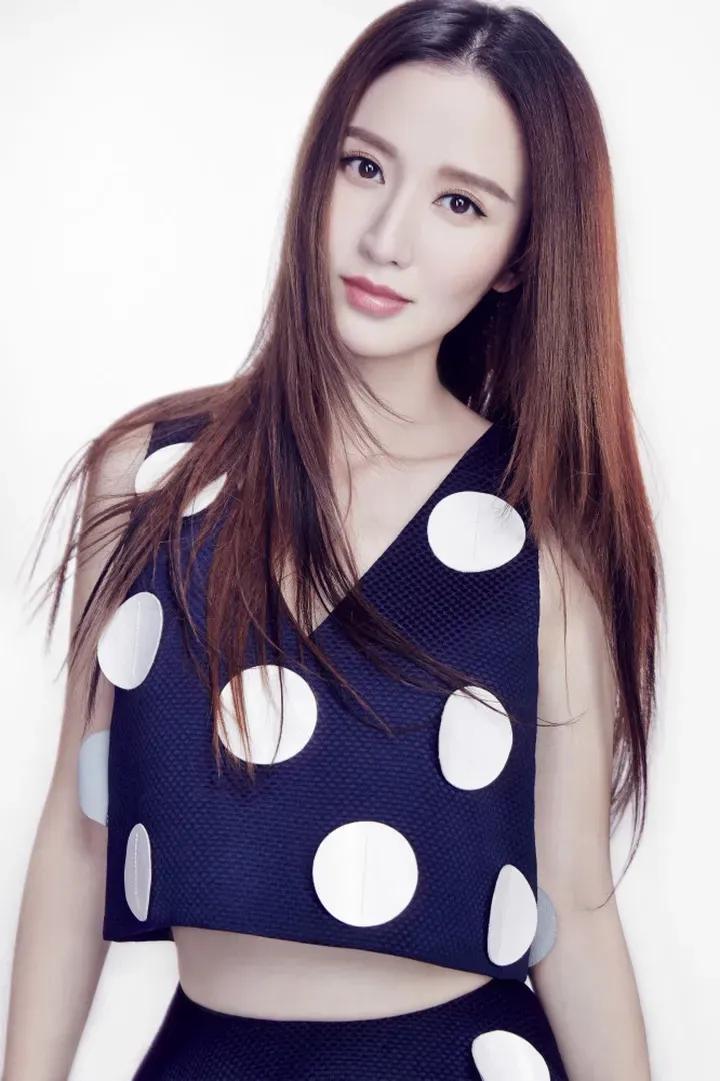 张萌大胆剃光头，出席活动勒断肋骨！她对自己