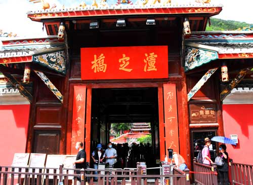 四川旅游：走近泸定桥圆童年电影情结（图）