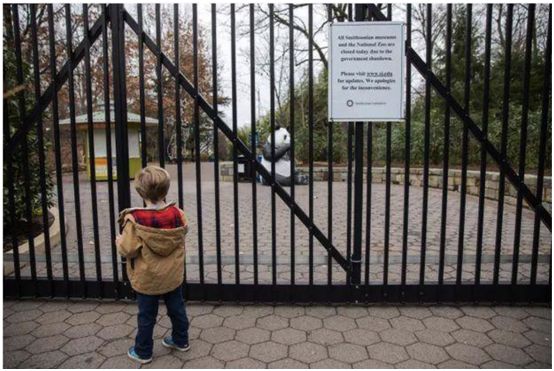 特朗普终于让步了！35天后，美国政府暂时重开