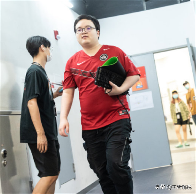 EDG赢比赛，厂长却发了一个字尽显沮丧，队员直接将其当成玩笑