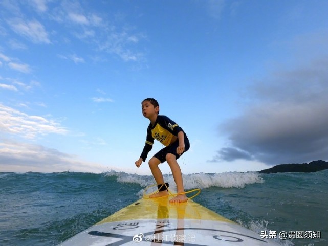 霍思燕带嗯哼现身《燃野少年的天空》首映活动，8岁的嗯哼长大了
