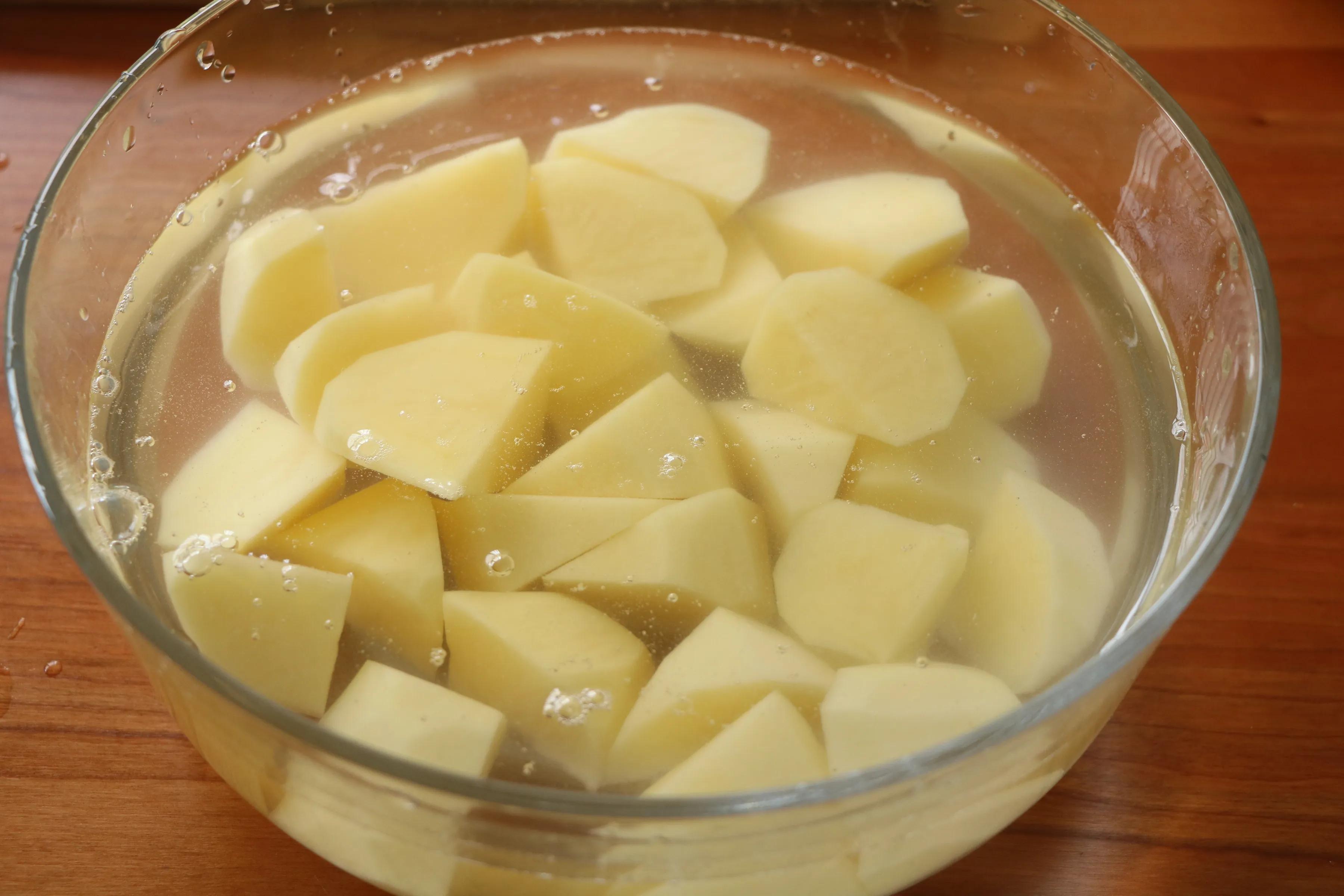 天太热不想炒菜，试试这样的一锅炖，不需要米饭，一人一碗超过瘾