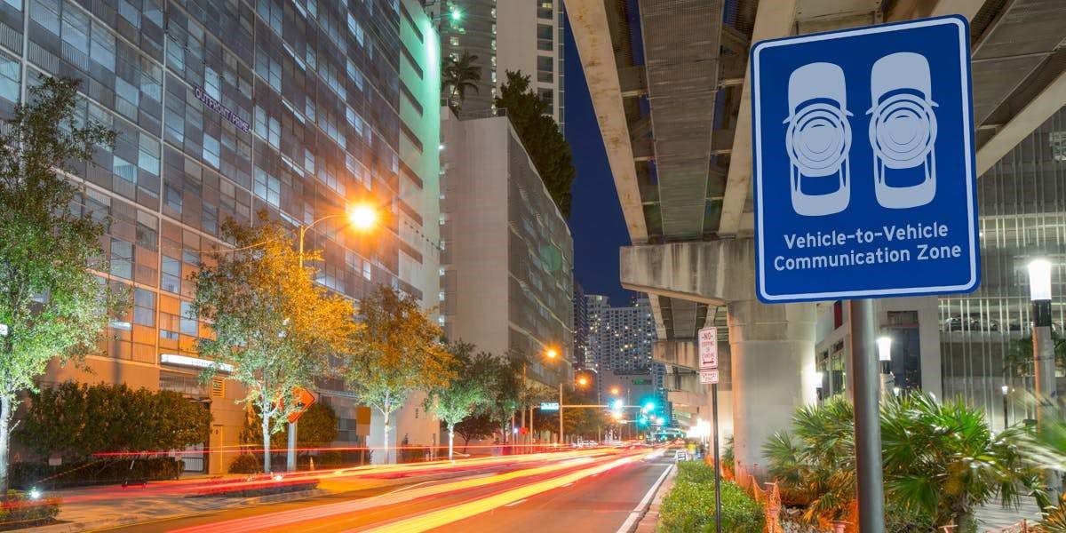 在电动汽车时代的影响下，未来的道路指示牌会是这样？