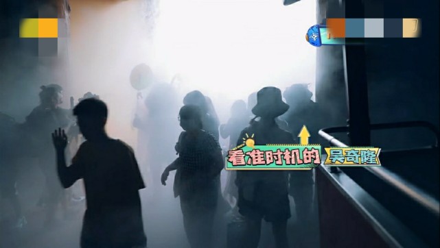 吴奇隆被保安当坏人按倒，保安被夸敬业，节目组却被粉丝指责