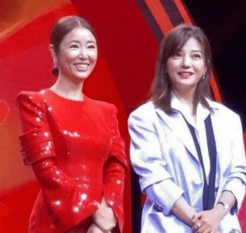 有种“毁容利器”叫酒窝老了，明明同岁，林心如赵薇同框似两代人