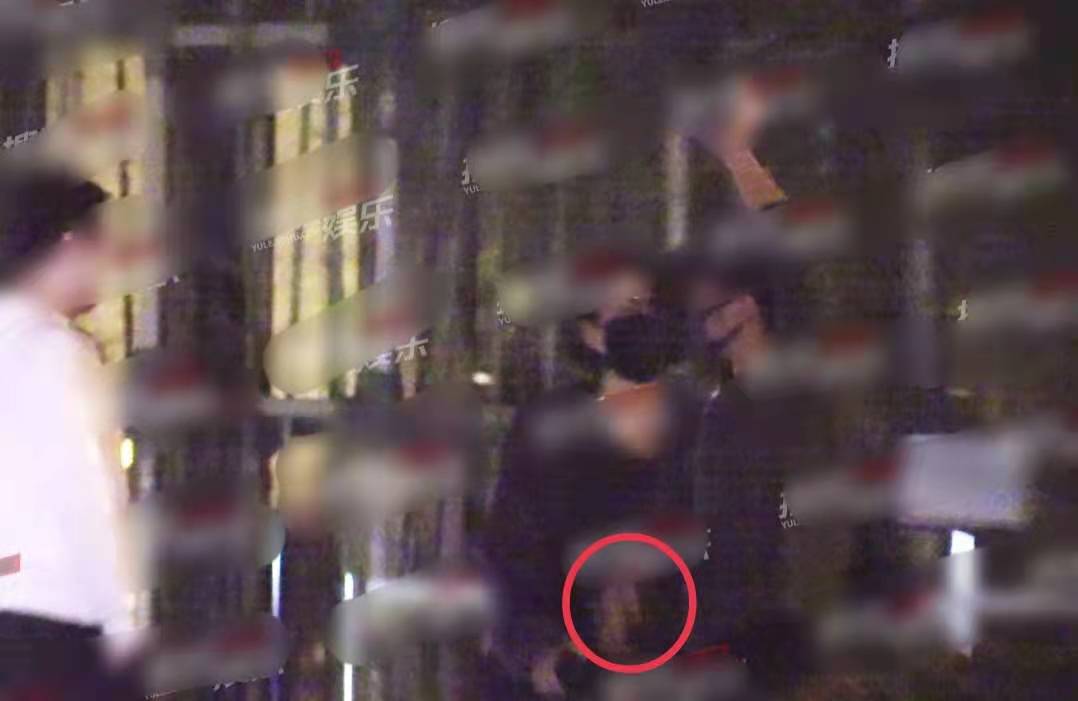 Wang Fei thanks thunderbolt sharp edge low-key sweetness is the same as casing, century of 21 years of emersion is lain between to pull a hand when, 