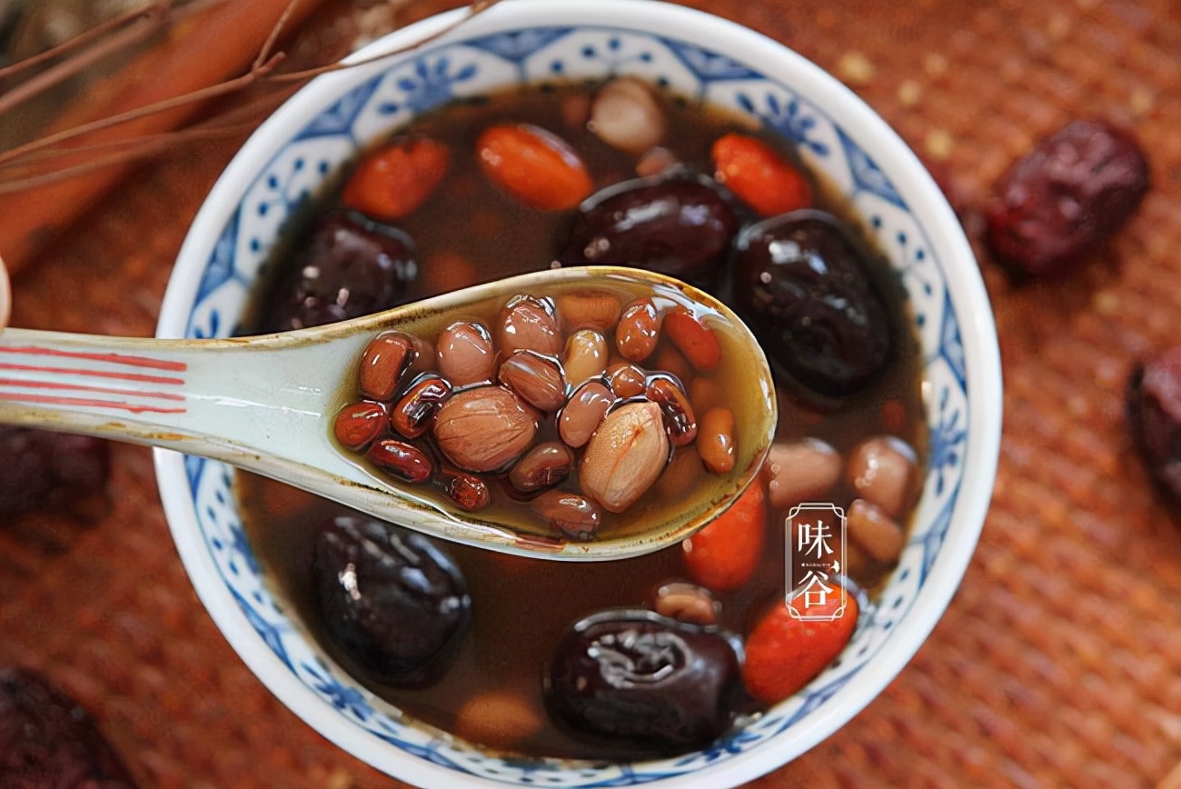 天凉了，聪明女人常喝这“五红汤”，营养易吸收，面如桃花好度秋