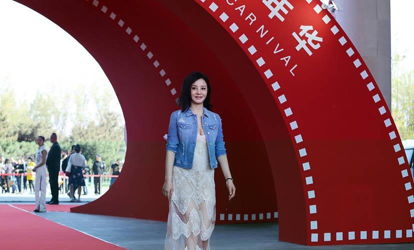 女神陶红51岁仍单身，颜值身材依旧在线，越老越