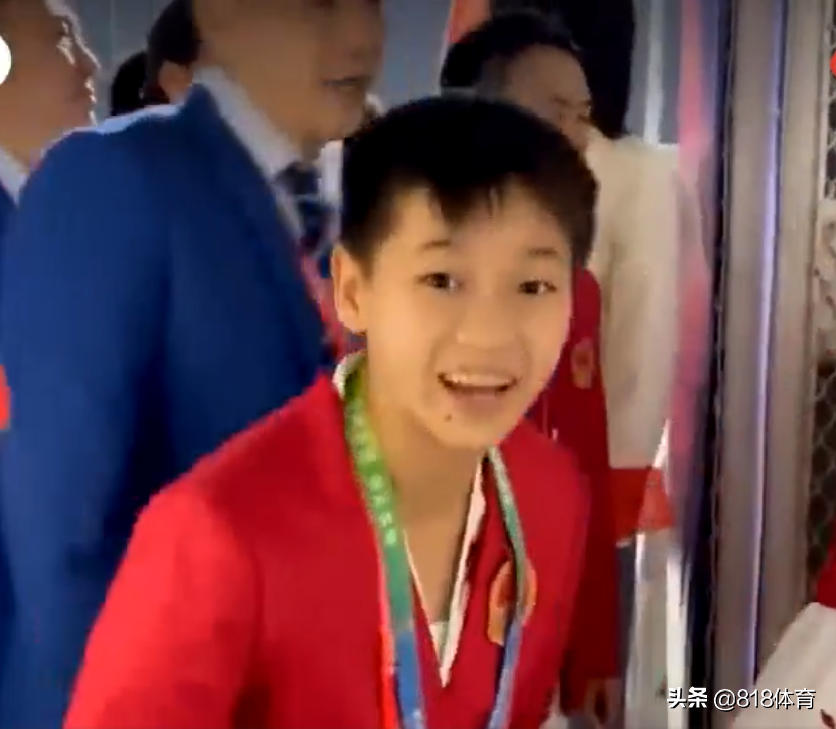 乖巧!全红婵开幕式候场,小姐姐称赞:你真厉害!红姐点头微笑:谢谢!