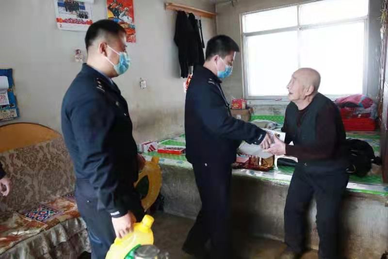 三道沟边境派出所春节期间慰问辖区抗战老兵