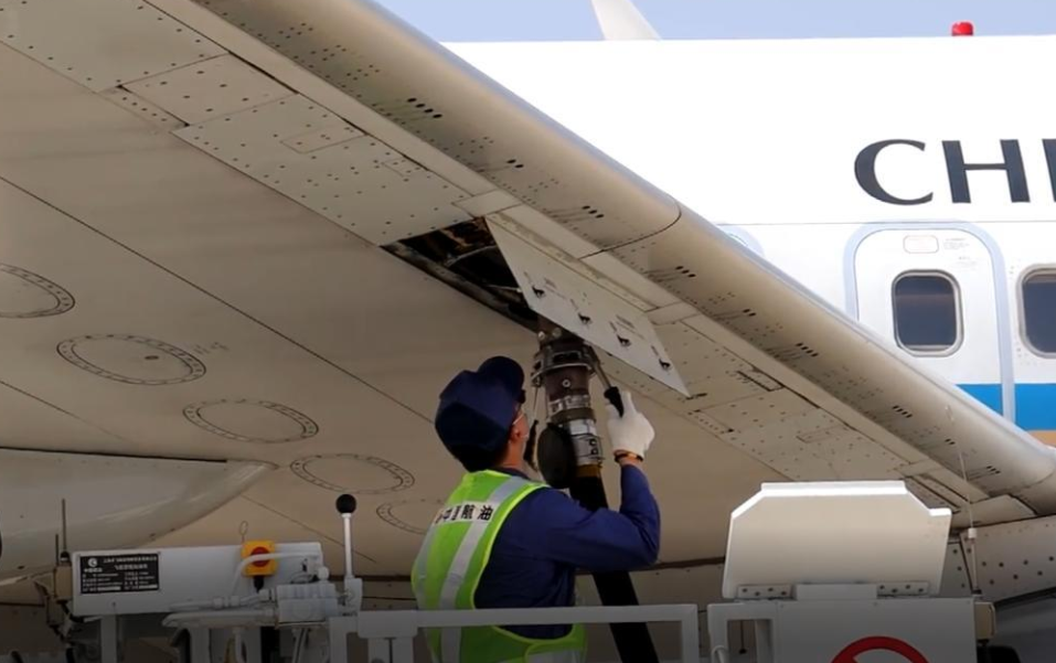 飛機的油箱“藏”在機翼里？那能裝下多少油？為何不放在底部？