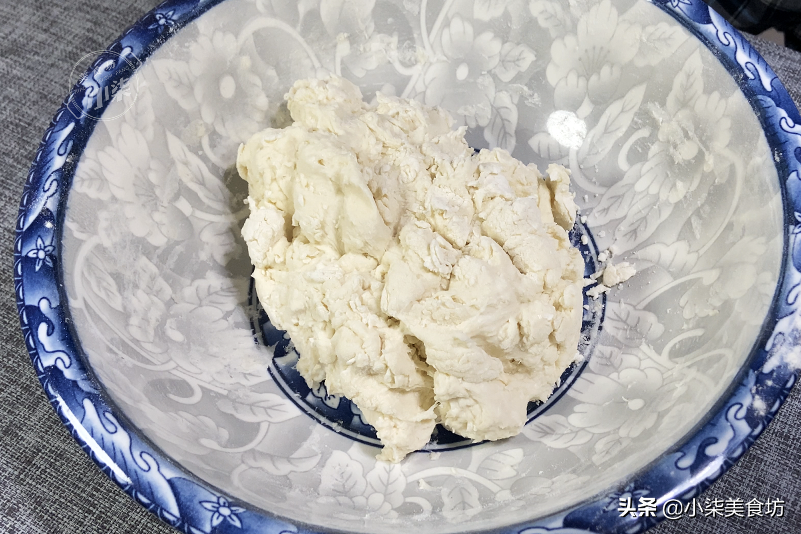 葱油饼这样做，真的是太香了，一周吃7次都不腻，详细做法教会你