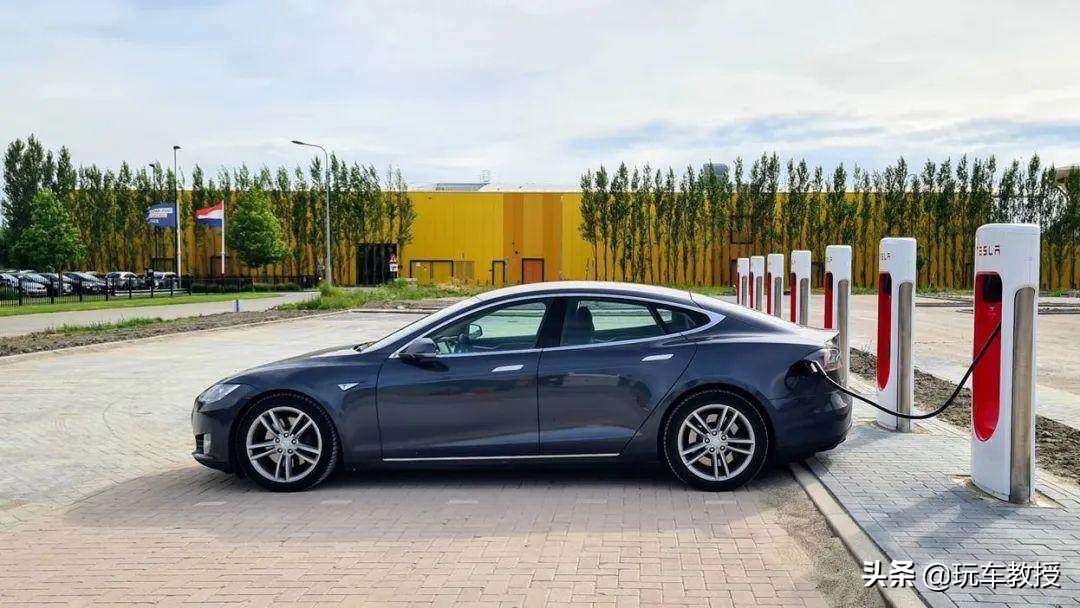 亏了450亿后终于赚钱，但车主自黑起来10头牛都拉不住