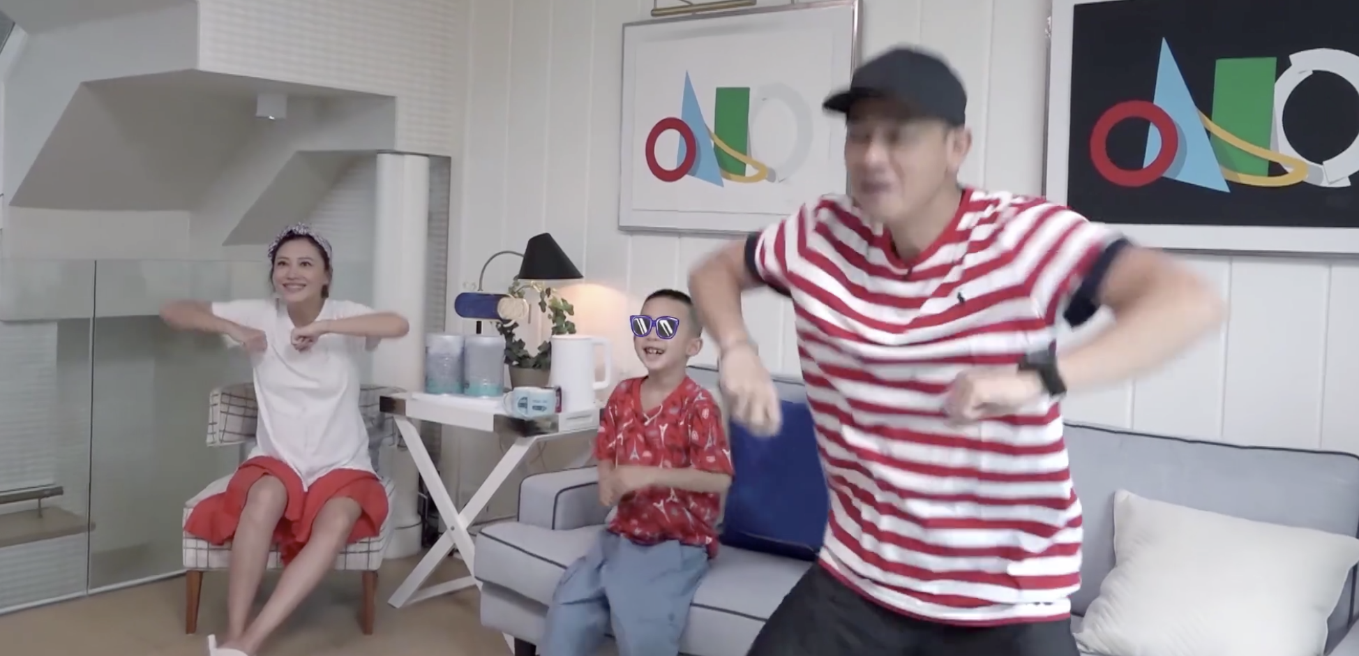 应采儿首晒全家福，产后3个月小腹微凸，Jasper比心超开心