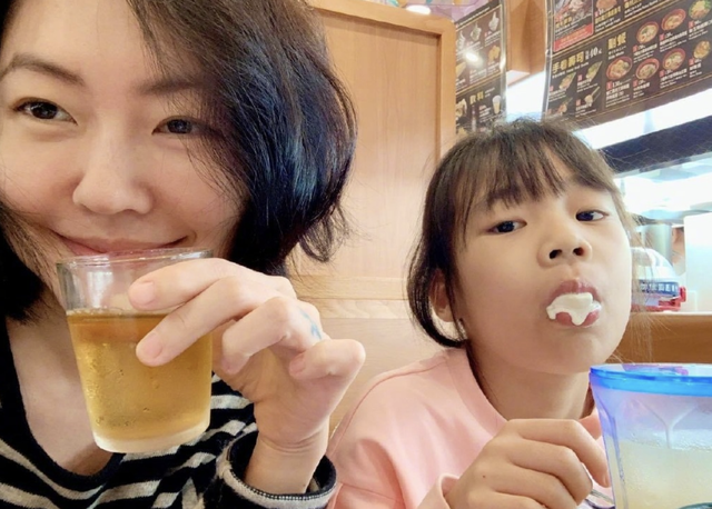 小S曬母女對話，許老三自稱三姐妹中她最美，對鏡wink超自信