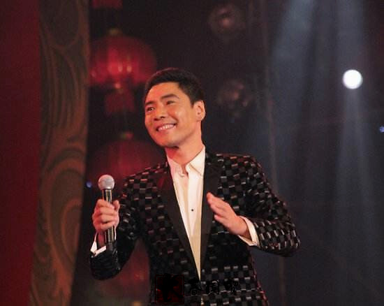 《精忠报国》的屠洪刚：娶了三个妻子，让母亲