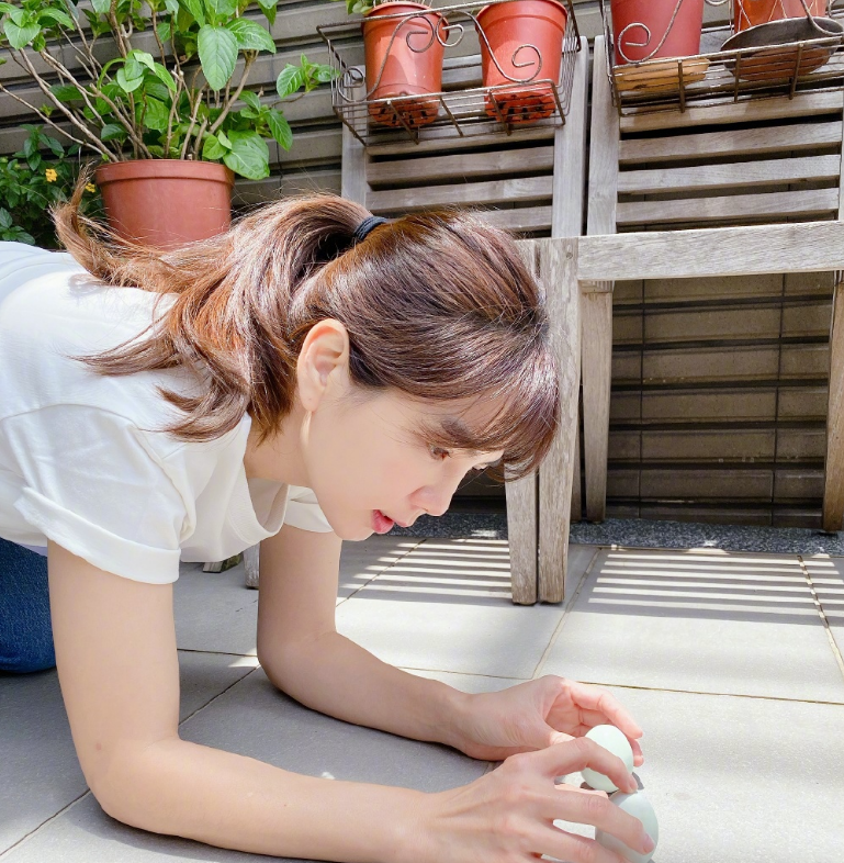 参观Ella的家，满屋纸皮箱，楼梯还是铁的，差点