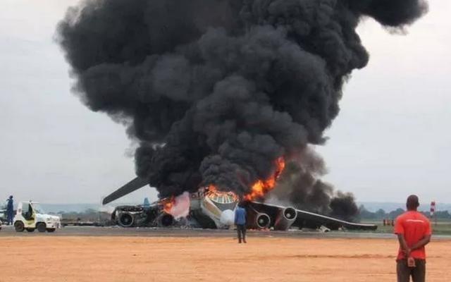 运输机刚降落就被击毁，一连发生两次，乌克兰