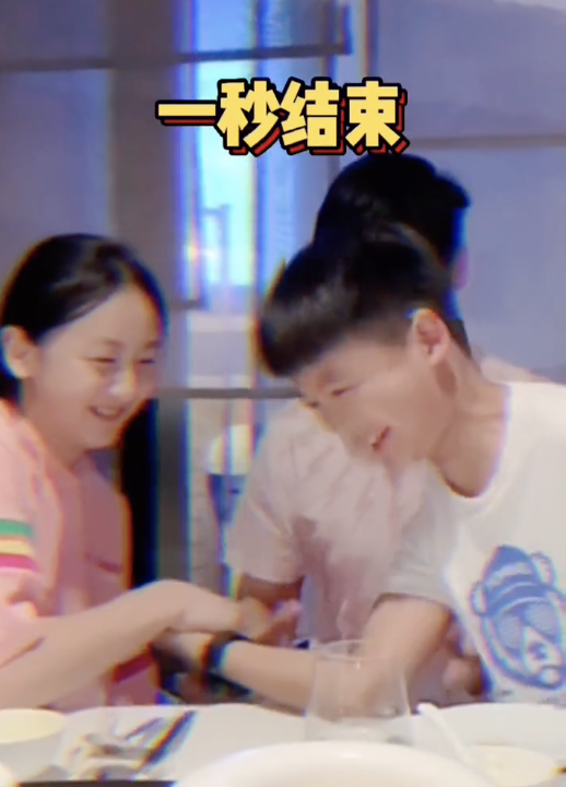 叶一茜掰手腕不敌儿子，森碟却一秒钟KO弟弟小亮仔，彰显惊人臂力