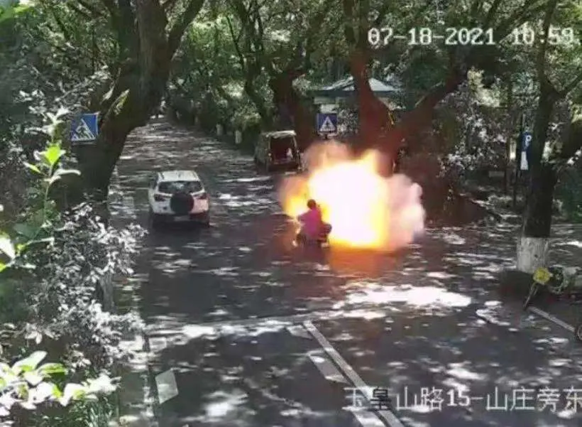 电动车行驶中突然起火!夏日炎炎,该如何预防?