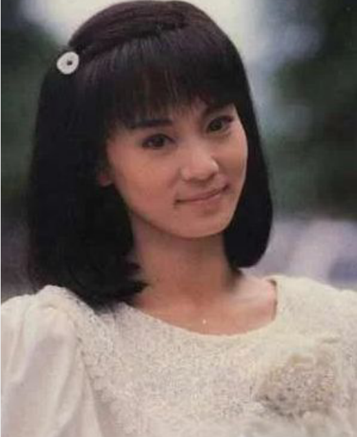 容貌出众，60岁却不生孩子的6位女星，杨丽萍为