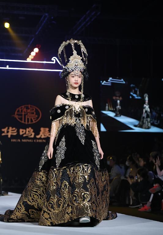 鐘麗緹13歲次女長開，與甜馨撞造型變女王，考拉“嫦娥”造型美翻