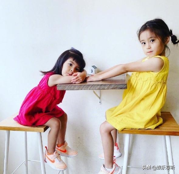 梧桐妹与两个妹妹合影，咘咘调皮做鬼脸，波妞笑到眼睛眯成一条缝