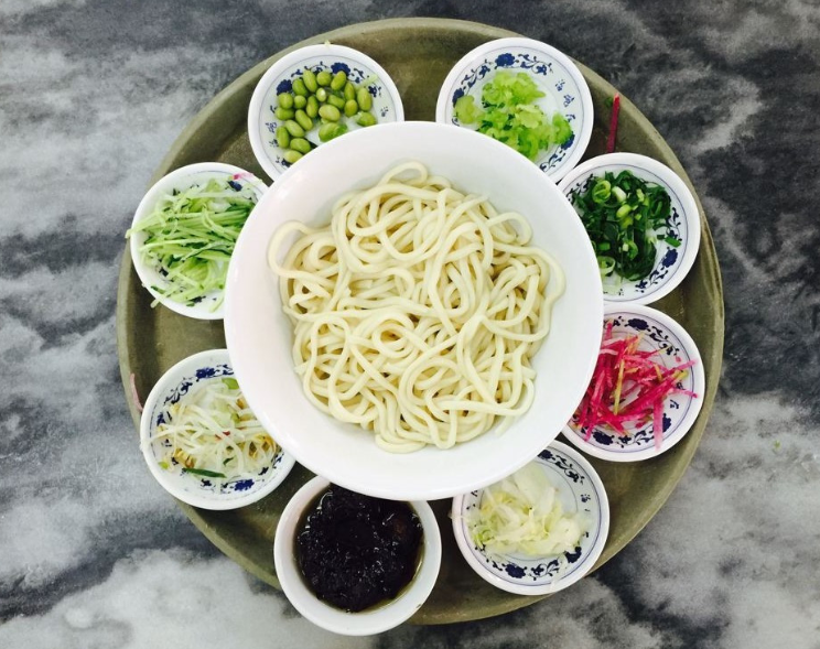 郭德纲面馆一碗面58元，比岳云鹏的还要贵，为何