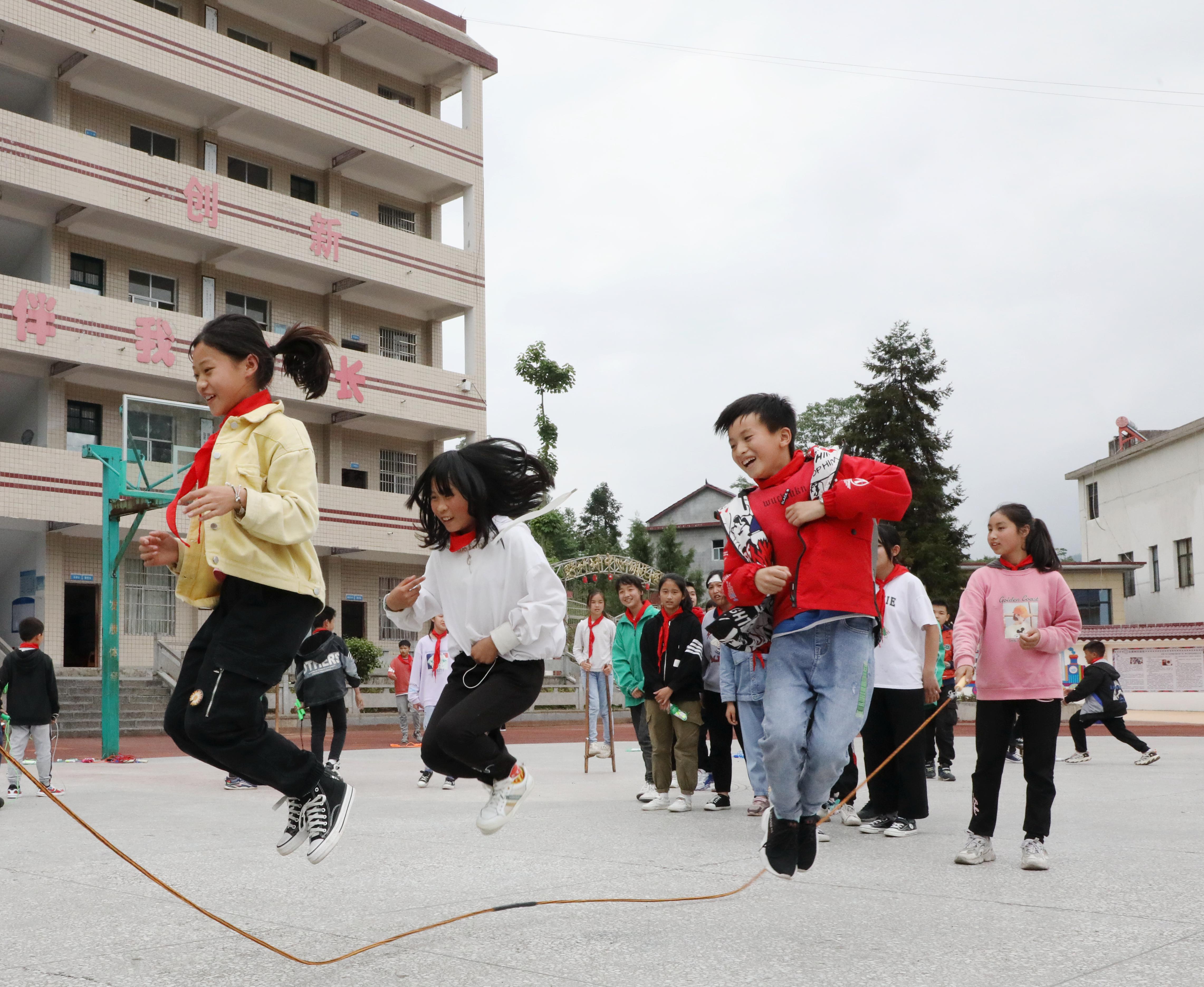 保靖野竹坪小学：快乐大课间 健康每一天(图5)