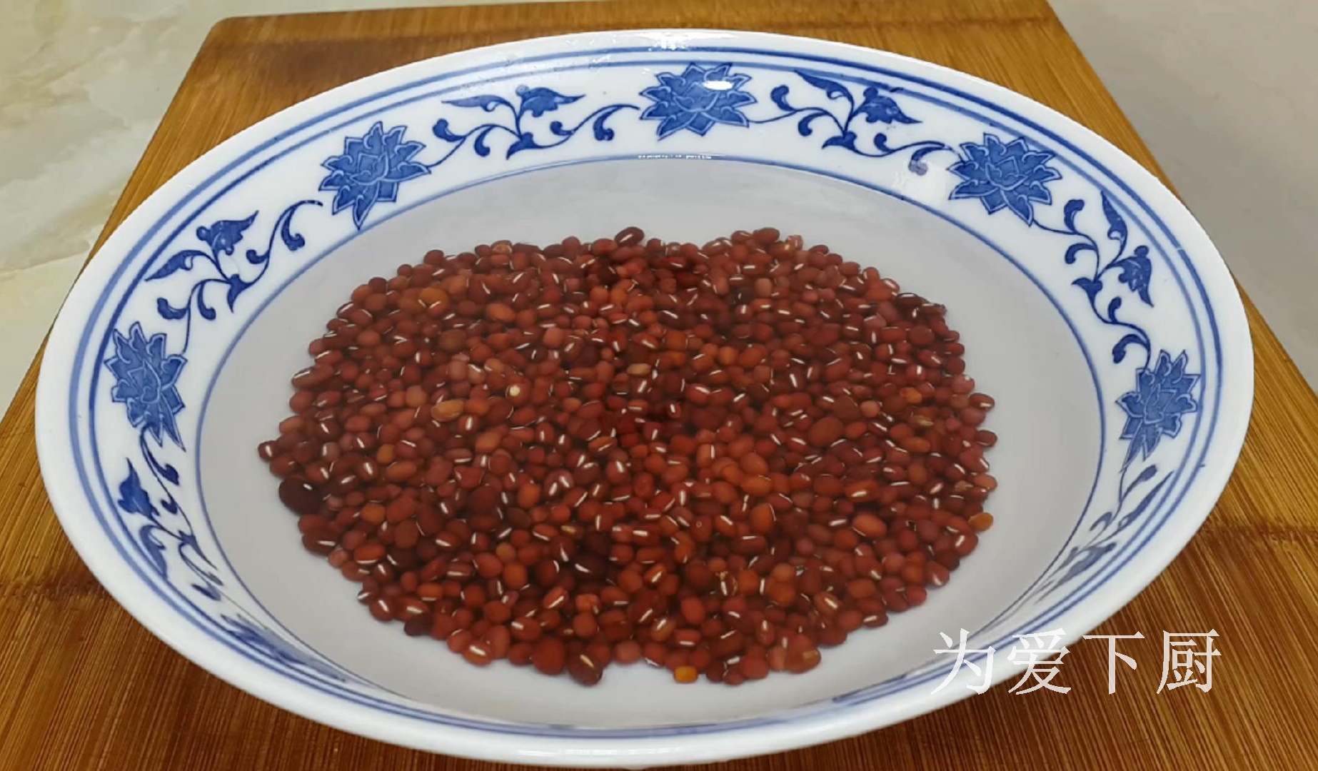 The glutinous rice flour is delicious. Add half a bowl of red beans. It is soft and sweet and more comfortable than cake.