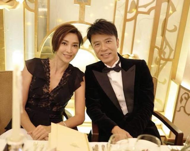 李克勤妻子卢淑仪冻龄身材获激赞，两夫妻每月