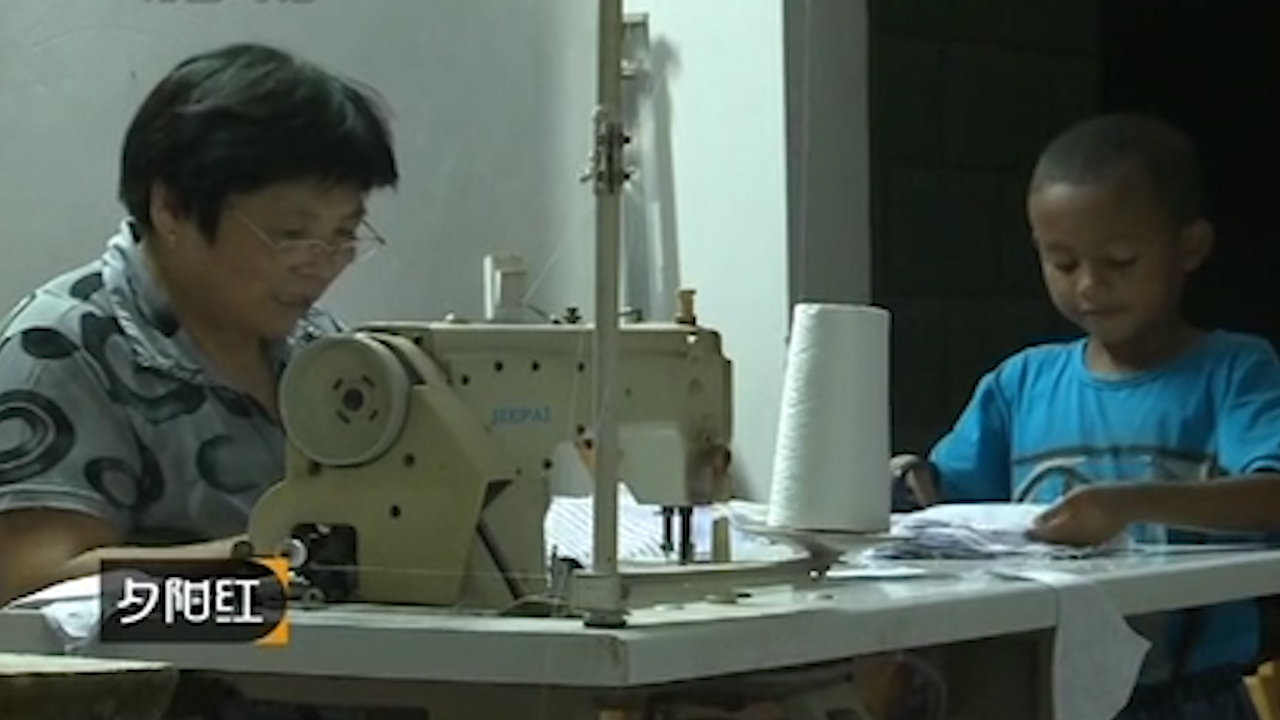 一个非洲黑人小孩，出现在中国一处偏远山村里，好心奶奶收养了他