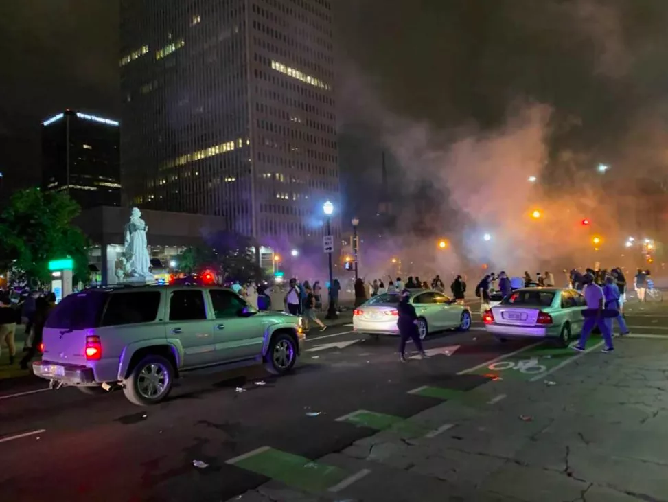 一名示威者被枪杀，美骚乱向全境蔓延，美媒：