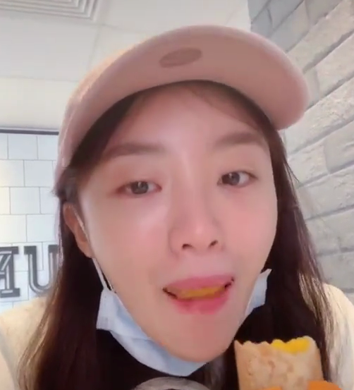 张月晒日常饮食太奢侈？满地饭菜足足13大盘，一顿顶普通人四顿