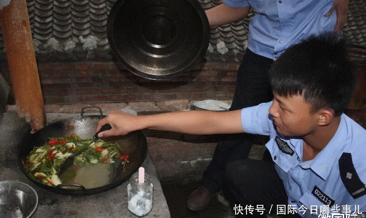 直击传销窝内部的凄惨生活,每天吃咸菜剩菜,却妄想一夜暴富