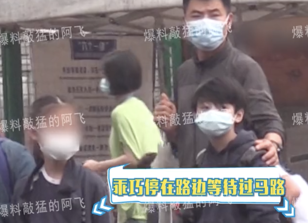 張柏芝兩個兒子轉學到上海，由保鏢接送放學，兄弟倆高冷帥氣