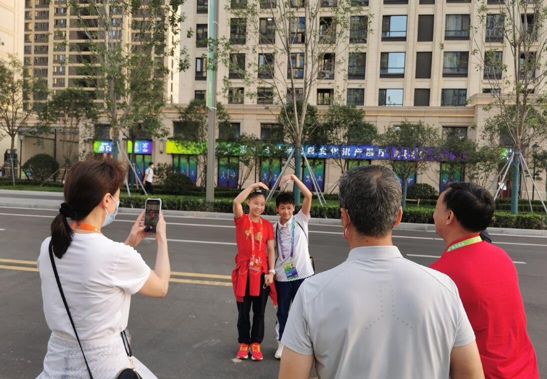 全红婵管晨辰合影比心火了！曹缘拍照何教练直乐，网友：梦幻联动