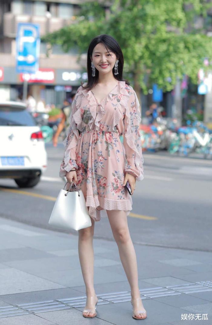 表妹不仅笑容甜美，身上穿着的裙子也非常的甜美